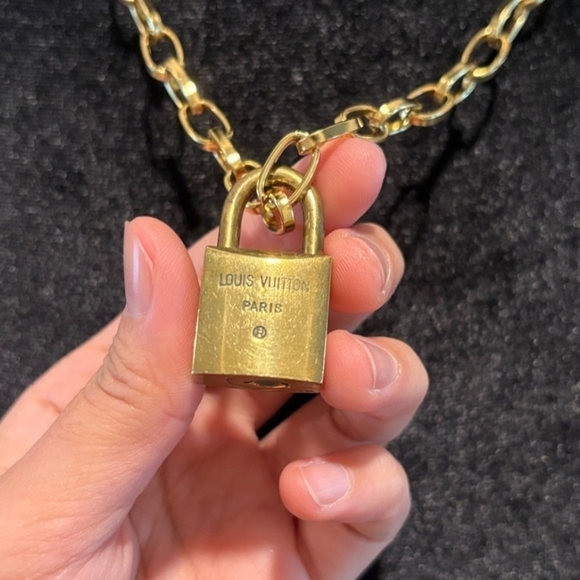 Authentic Louis Vuitton #322 Lock & Key Gold Brass w Short 15 " New Chain - Picture 5 of 9